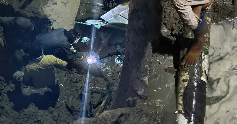 গ্যাস পাইপ মেরামতের কাজ চলছে